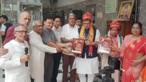 Bharatvarshi Digambar Mahasabha President Jain Gajraj Gangwal (Delhi) took blessings of Muni Shri 108 Suyash Sagar Ji Maharaj in Koderma.