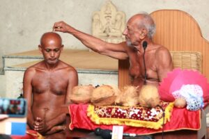 फाइल फोटो :- वसुनंदी महाराज को आचार्य पद के संस्कार देते आचार्य विद्यानंद महाराज