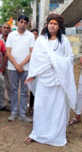 बिजनेस दर्पण के विशेष पत्रकार महंत एवम पीठाधीश्वर परम पूज्य श्री राम लला सरकार के साथ