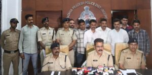 05 vicious criminals, who committed theft by breaking the shutter lock in the garment factory located in the readymade complex