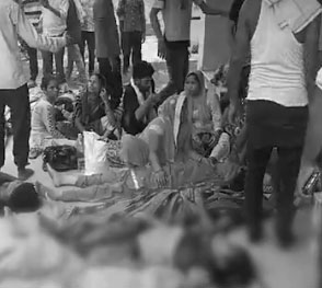 Big accident, women and children were badly crushed, the number of dead is said to be 122, the soldier got a heart attack after seeing the dead bodies.